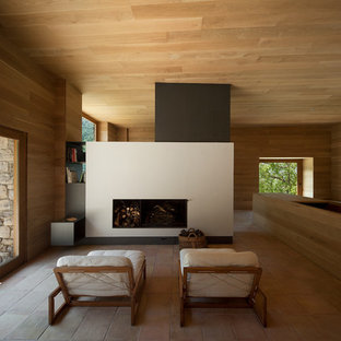 Idéer för stora funkis allrum med öppen planlösning, med klinkergolv i terrakotta, en bred öppen spis, ett finrum och bruna väggar