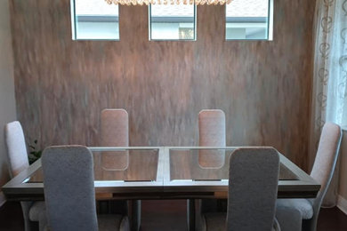 Example of a minimalist dining room design in Tampa
