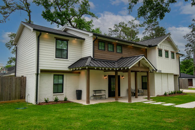 Huge country porch photo in Houston