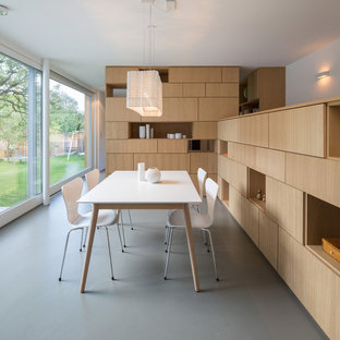 Cette image montre une salle à manger ouverte sur le salon design de taille moyenne avec un mur blanc et un sol en linoléum.