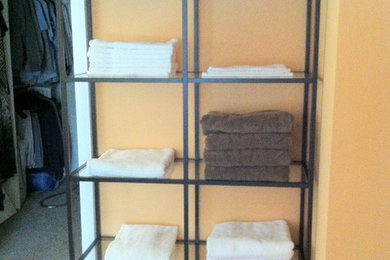 Example of a minimalist closet design in Seattle