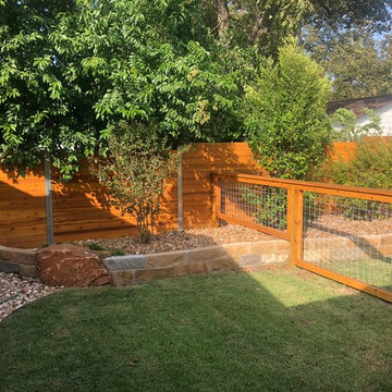 Xeriscape, Sandstone boulder built into raised Sandstone bed