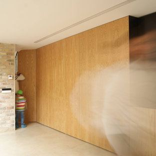 Exempel på en hall, med beige väggar, betonggolv och grått golv