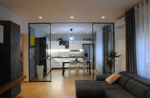 Foto di un soggiorno contemporaneo con pavimento in gres porcellanato, parete attrezzata e pavimento marrone