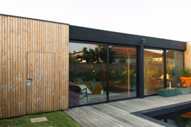 This is an example of a contemporary home in Bordeaux.