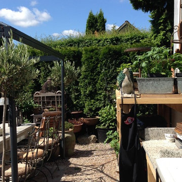 Fra kedelig parkeringsplads til frodig gårdhave på 2 mdr.