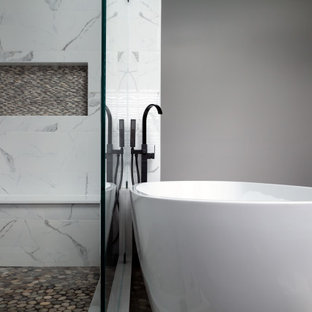 Badezimmer mit Quarzit-Waschtisch und gewölbter Decke Ideen, Design