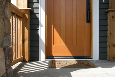 Example of a classic entryway design in Seattle