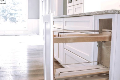 Example of a mountain style kitchen design in Chicago