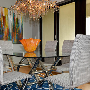 Große Moderne Wohnküche mit grauer Wandfarbe, Bambusparkett und orangem Boden in Portland