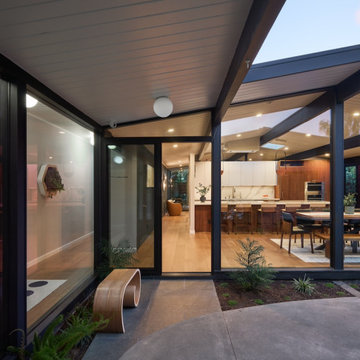 Flowing Courtyard Eichler