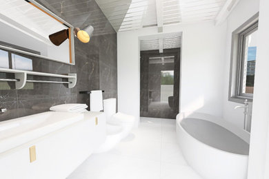 Idee per una stanza da bagno padronale tradizionale di medie dimensioni con pavimento in marmo, mobile bagno sospeso e travi a vista