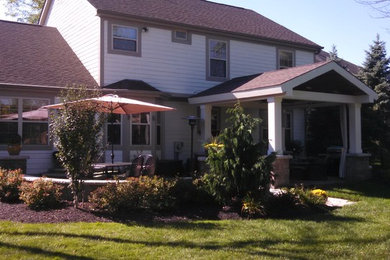 Home design - mid-sized traditional home design idea in Columbus