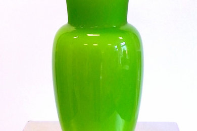 Maigrüne Überfangvase, Opalweiß, Grün transparent, Kristall, formgeblasen