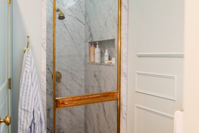 Foto de cuarto de baño principal de tamaño medio con bañera con patas, ducha empotrada, baldosas y/o azulejos de mármol, suelo de madera oscura, suelo marrón, ducha con puerta con bisagras y panelado