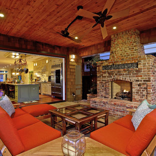 サンディエゴのトラディショナルスタイルのおしゃれなテラス・中庭 (ファイヤーピット、張り出し屋根) の写真