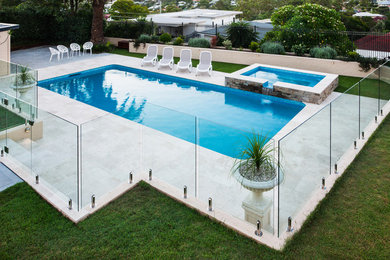 Exemple d'une piscine tendance.