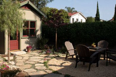 Ejemplo de jardín de estilo americano de tamaño medio en patio trasero con jardín francés, huerto, exposición total al sol y con madera