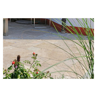 Eine Gartenanlage mit Sandstein und Travertin Nuremberg by RAUCH