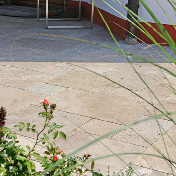 Eine Gartenanlage mit Sandstein und Travertin