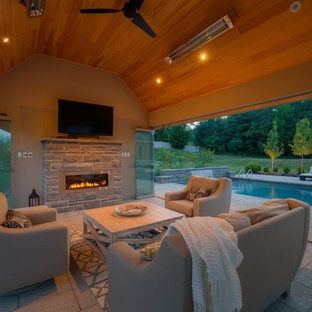 トロントの中サイズの長方形コンテンポラリースタイルのおしゃれなプール (スタンプコンクリート舗装) の写真