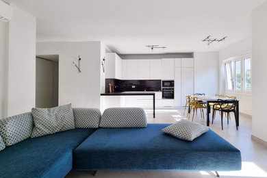 Immagine di un grande soggiorno contemporaneo aperto con pareti bianche, pavimento in gres porcellanato, TV a parete e pavimento beige
