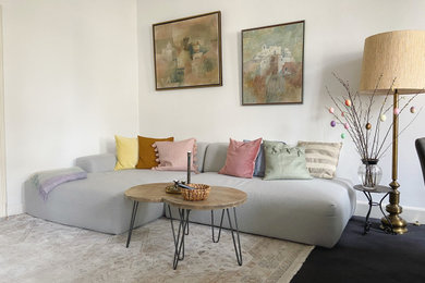 Modelo de sala de estar actual de tamaño medio con paredes blancas