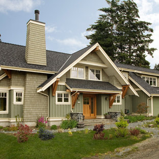 Новый формат декора квартиры: двухэтажный фасад дома среднего размера зеленого цвета в стиле кантри с комбинированной облицовкой и двускатной крышей