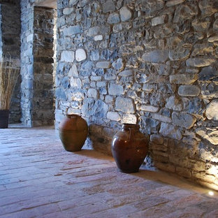 他の地域の大きいコンテンポラリースタイルのおしゃれな地下室 (半地下 (窓あり) 、薪ストーブ、木材の暖炉まわり、マルチカラーの床) の写真