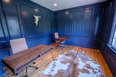 ボストンにある中くらいなコンテンポラリースタイルのおしゃれな書斎 (青い壁、淡色無垢フローリング、自立型机) の写真