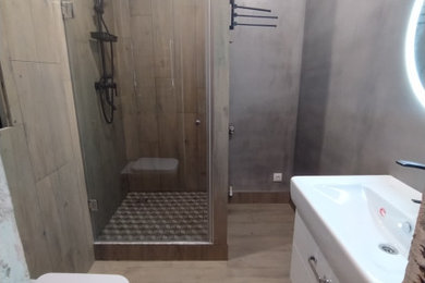 Идея дизайна: ванная комната среднего размера в стиле лофт с плоскими фасадами, белыми фасадами, душем в нише, инсталляцией, керамогранитной плиткой, серыми стенами, душевой кабиной, душем с распашными дверями, тумбой под одну раковину и подвесной тумбой