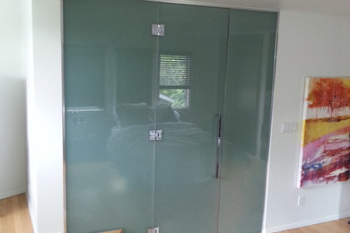 Example of a minimalist home design design in Calgary