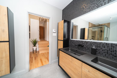 Example of a trendy bathroom design in Montreal