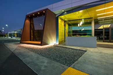 Imagen de fachada minimalista extra grande de una planta con revestimiento de metal