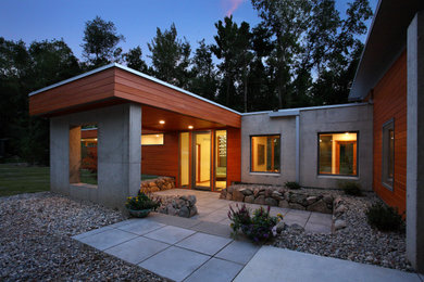 Example of a minimalist home design design in Grand Rapids