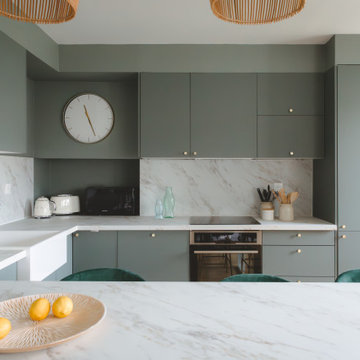 Cuisine sur mesure avec îlot central et finitions haut de gamme