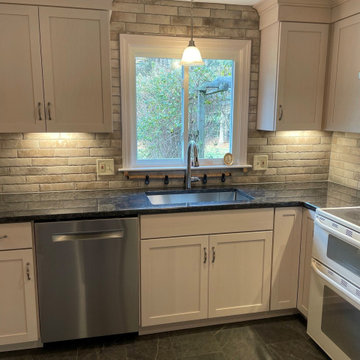 Kraftmaid Lyndale Maple Translucent Limestone