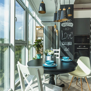 Inspiration pour une petite salle à manger ouverte sur le salon bohème avec sol en stratifié et un sol gris.