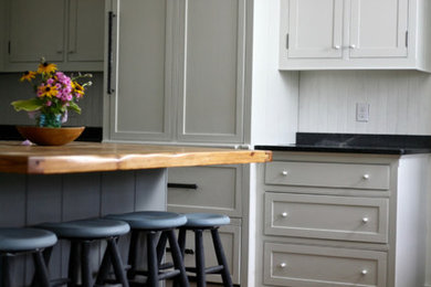 Kitchen - cottage kitchen idea in New York