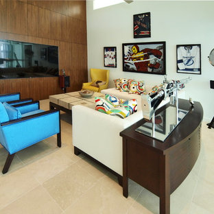 Cette photo montre une grande salle de cinéma rétro fermée avec un mur blanc, un sol en carrelage de céramique et un téléviseur fixé au mur.