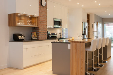 Kitchen - contemporary kitchen idea in Montreal
