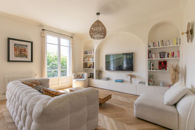 Exemple d'une salle de séjour chic.