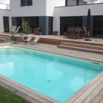 Amégager une pente devant une maison avec un terrasse en bois ipé