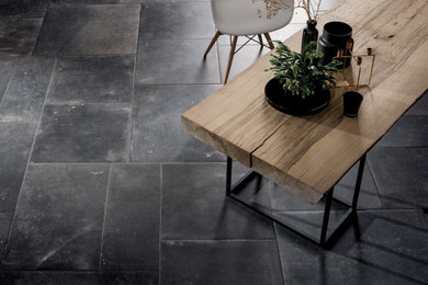 Ispirazione per un soggiorno industriale aperto con pavimento con piastrelle in ceramica e pavimento nero