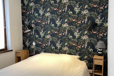 ルアーブルにある中くらいなカントリー風のおしゃれな客用寝室 (緑の壁、淡色無垢フローリング) のインテリア