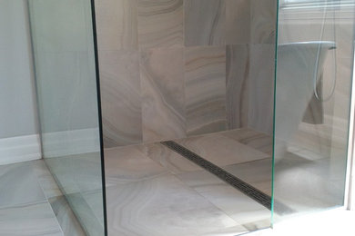 Example of a classic bathroom design in Toronto