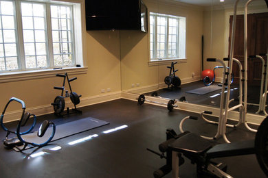 Design ideas for a traditional home gym in Chicago with black floor.