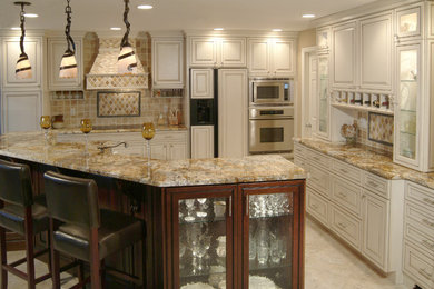 Kitchen - traditional kitchen idea in Orlando