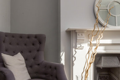 ロンドンにある高級な中くらいなトラディショナルスタイルのおしゃれなLDK (濃色無垢フローリング、全タイプの暖炉、木材の暖炉まわり、茶色い床) の写真