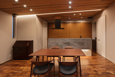 This is an example of a modern dining room in Fukuoka.